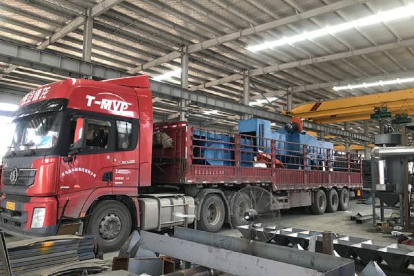 De Q698-straalmachine met stalen plaatprofiel die naar Taizhou, Jiangsu wordt gestuurd, wordt geladen en verzonden